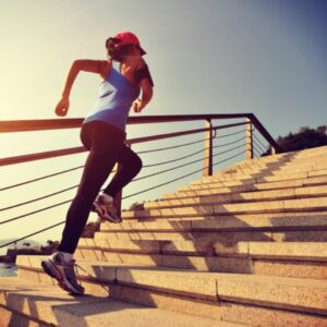 une femme fait du sport