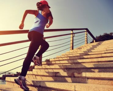 une femme fait du sport