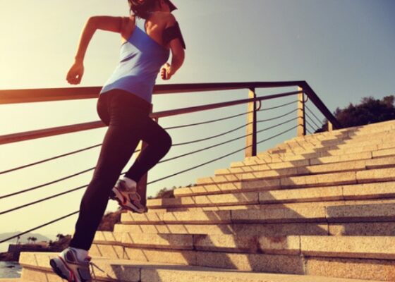 une femme fait du sport