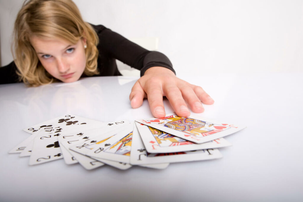 jeu de carte étalé sur la table