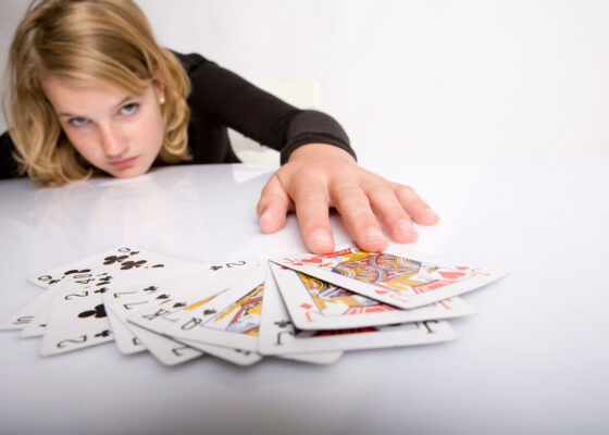 jeu de carte étalé sur la table