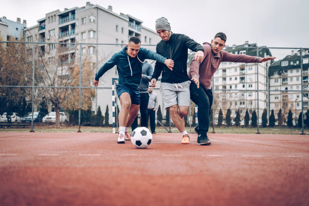 des jeunes s'amusant avec un ballon