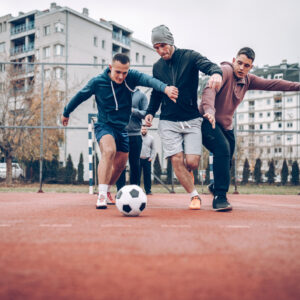 des jeunes s'amusant avec un ballon