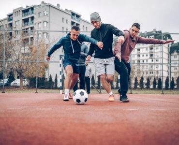 des jeunes s'amusant avec un ballon