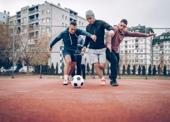 des jeunes s'amusant avec un ballon