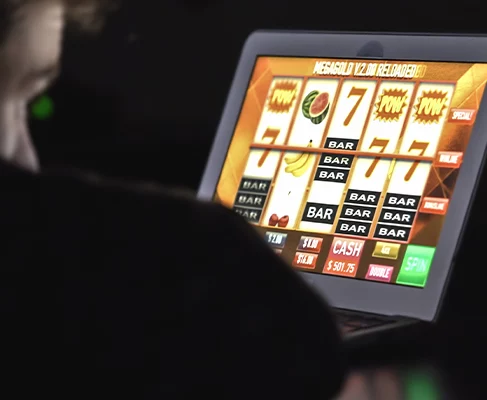 un homme au casino