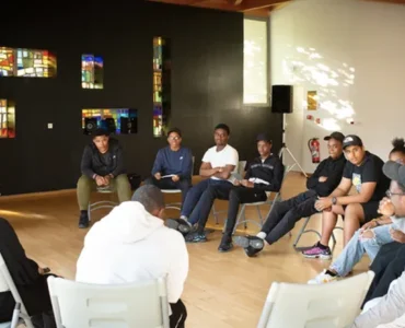 un groupe de jeunes à un atelier de sensibilisation