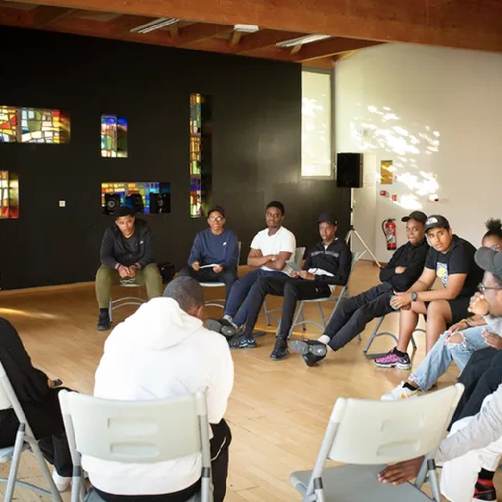 un groupe de jeunes à un atelier de sensibilisation