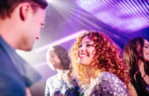 une femme qui dance en boite de nuit