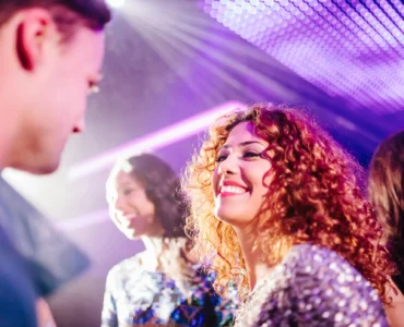 une femme qui dance en boite de nuit
