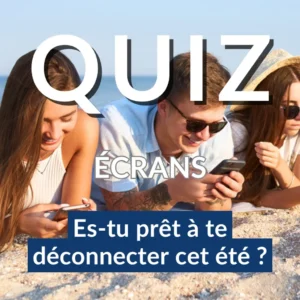 un groupe de jeunes sur leur téléphone en vacances