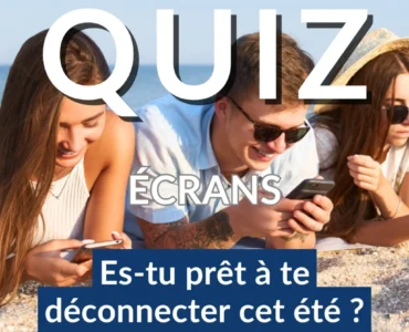 un groupe de jeunes sur leur téléphone en vacances