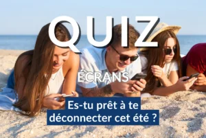 un groupe de jeunes sur leur téléphone en vacances