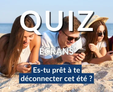 un groupe de jeunes sur leur téléphone en vacances