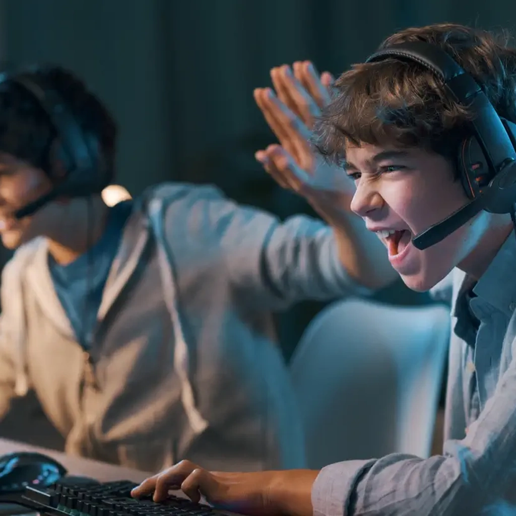 deux ados jouent aux jeux vidéos