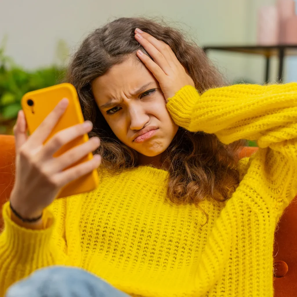 une adolescente scroll sur tik tok