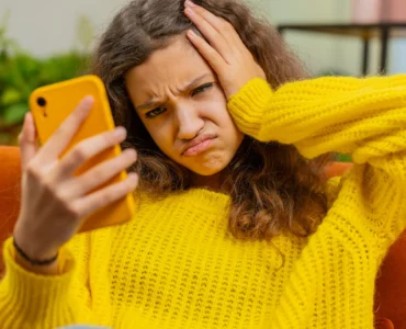 une adolescente scroll sur tik tok