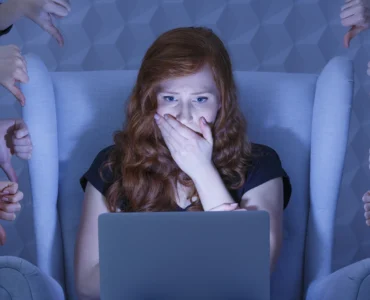 une jeune femme sur les réseaux sociaux