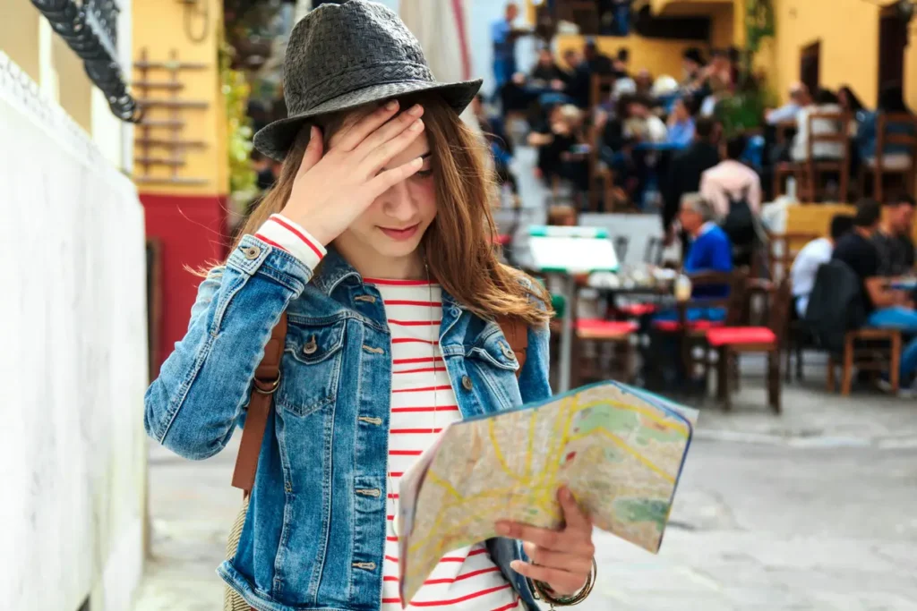 Jeune femme cherchant son chemin avec une carte