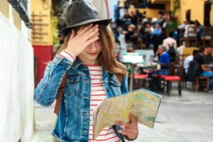 Jeune femme cherchant son chemin avec une carte