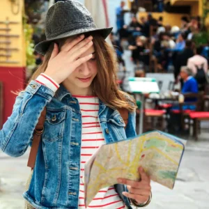 Jeune femme cherchant son chemin avec une carte