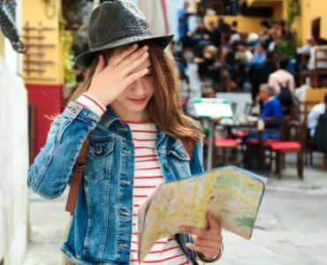 Jeune femme cherchant son chemin avec une carte