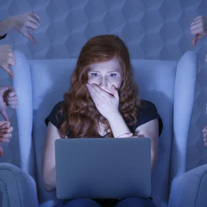 une jeune femme sur les réseaux sociaux