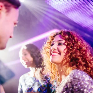 une femme qui dance en boite de nuit